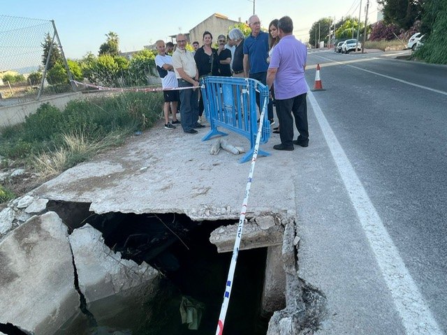 Quejas vecinales por la falta de seguridad para peatones, ciclistas y conductores ante el aumento de baches - 1, Foto 1