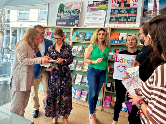 El Ayuntamiento inicia los actos de Lorca con Orgullo 2024 con una donación de libros LGTBIQ a la biblioteca Pilar Barnés - 1, Foto 1