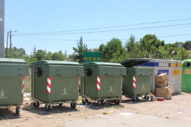 Instan a realizar un uso adecuado de los contenedores en las zonas de los Huertos y las pedanías en verano - 1, Foto 1