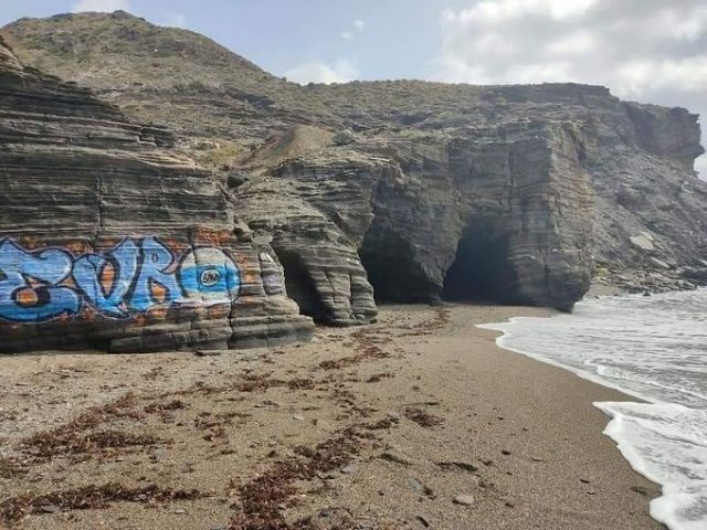 Denuncian actos vandálicos en Calblanque tras encontrar un grafiti de grandes dimensiones en Cala Cocón - 1, Foto 1