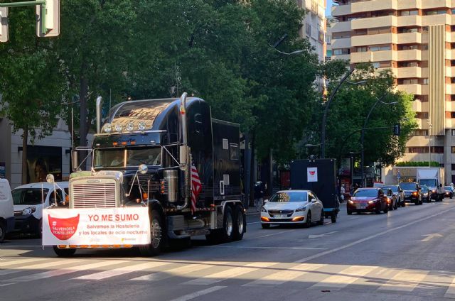 Cerca de 1.000 vehículos se echan a la calle para hacer llegar al Gobierno regional el grito de auxilio de la hostelería - 5, Foto 5