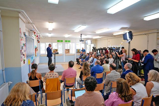 Escolarización. Sevilla . Juanma Moreno y José Luis Sanz comparten pupitre en Sevilla en el primer día de colegio - 3, Foto 3