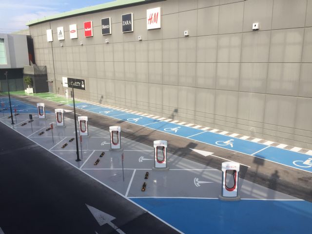 El primer Tesla Supercharger en un centro comercial de España está ya operativo en Nueva Condomina - 1, Foto 1