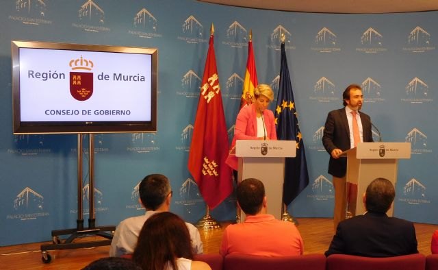 La portavoz del Ejecutivo regional, Noelia Arroyo, ha comparecido en rueda de prensa para informar de los asuntos tratados en la reunión del Consejo de Gobierno, acompañado por el consejero de Presidencia y Fomento, Pedro Rivera., Foto 1