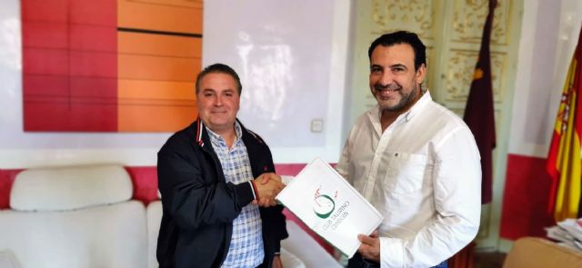 El Club Taurino de Cehegín entrega al Alcalde más de 600 firmas de apoyo para que la Avenida Plaza de Toros sea nombrada como Avenida Felipe de Paco “Calañés” - 1, Foto 1