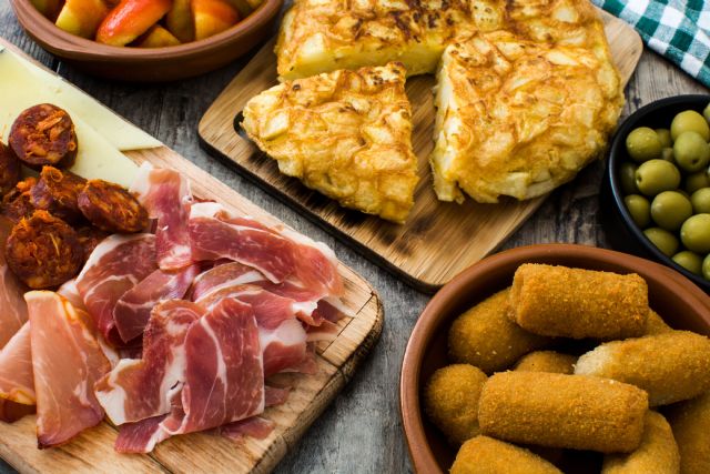 Tortilla de patatas, paella valencia y jamón serrano, los platos nacionales preferidos por los españoles - 1, Foto 1