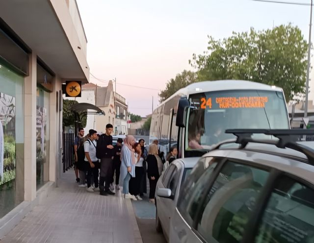 María Antonia Pérez (MC) saca a la luz el hacinamiento de la línea 24 de autobús y pide al gobierno de Arroyo soluciones inmediatas - 2, Foto 2