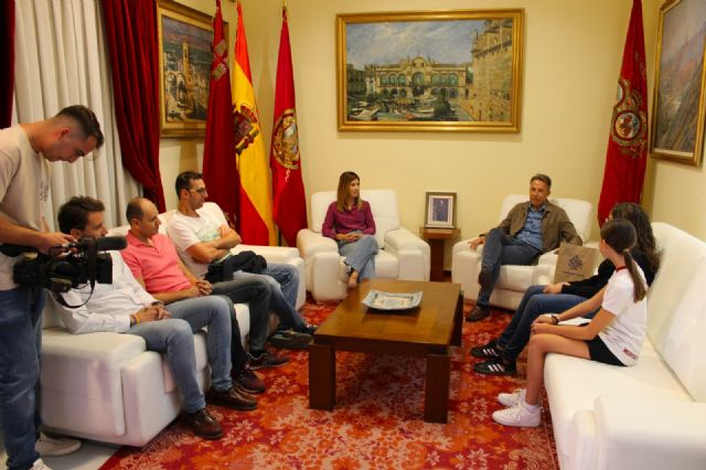 El alcalde recibe a las jóvenes Irene Porlán y Noa Gómez, representantes de España en la final del programa internacional Technovation Girls - 1, Foto 1