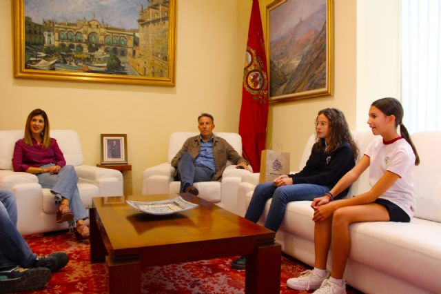 El alcalde recibe a las jóvenes Irene Porlán y Noa Gómez, representantes de España en la final del programa internacional Technovation Girls - 3, Foto 3