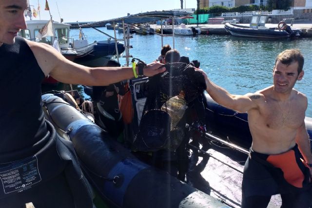 Buceadores voluntarios retiraron 80 kilos de los fondos marinos y playas de Cabo de Palos - 1, Foto 1