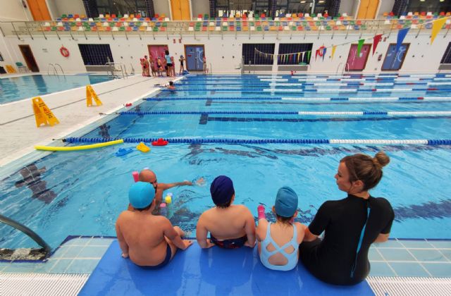 21 personas con diversidad funcional se benefician del programa municipal gratuito de natación adaptada - 1, Foto 1