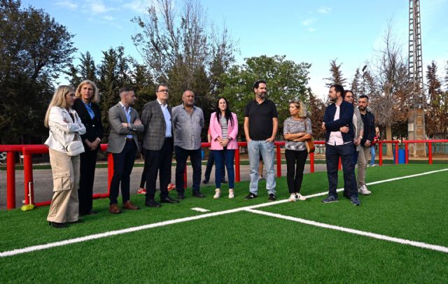 Más de 450 deportistas ya disfrutan del renovado césped artificial del campo de fútbol de La Alberca - 1, Foto 1