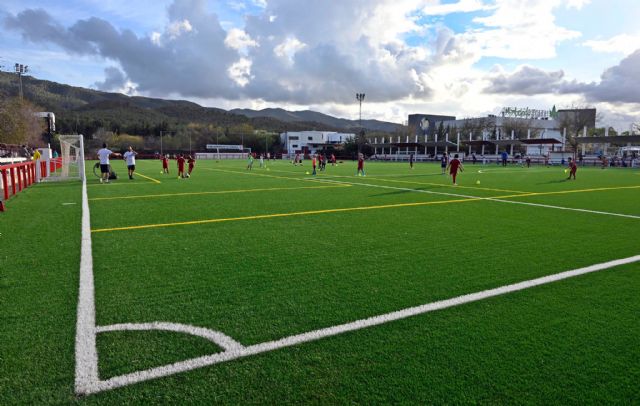 Más de 450 deportistas ya disfrutan del renovado césped artificial del campo de fútbol de La Alberca - 2, Foto 2