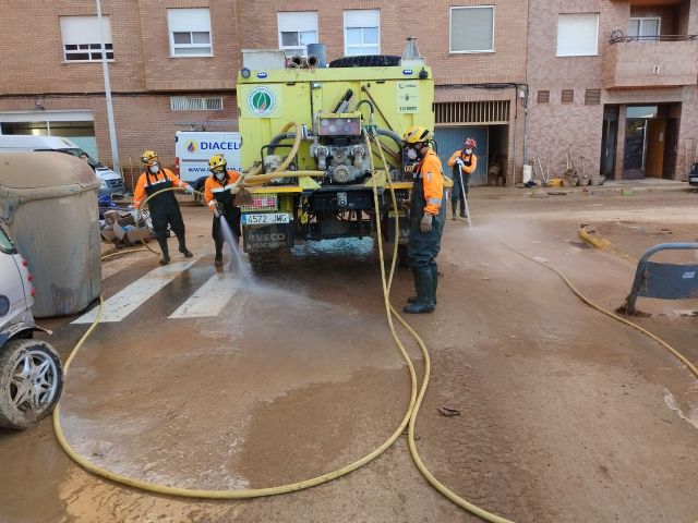 El contingente de ayuda en Valencia trabajará hoy en la retirada de enseres, escombros y vehículos y limpieza de barro de las calles - 1, Foto 1