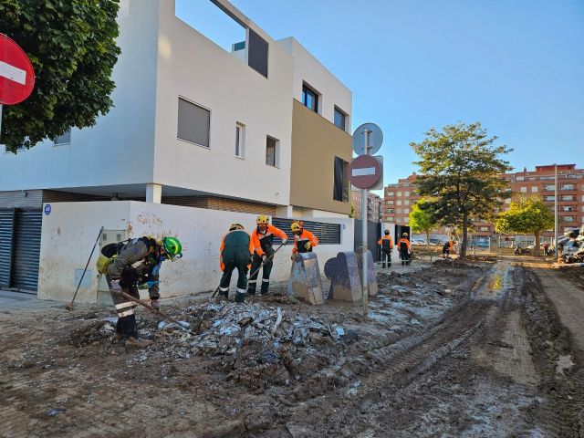 El contingente de ayuda en Valencia trabajará hoy en la retirada de enseres, escombros y vehículos y limpieza de barro de las calles - 2, Foto 2