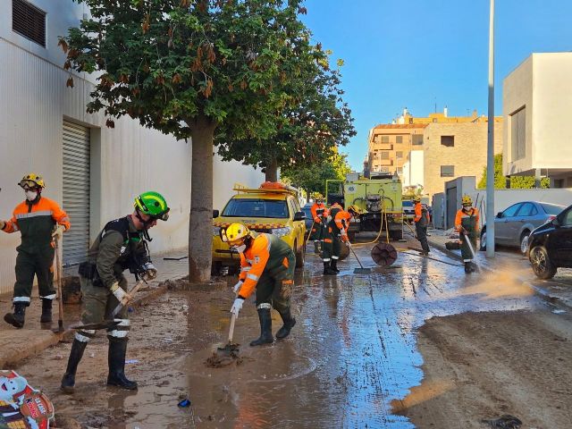 El contingente de ayuda en Valencia trabajará hoy en la retirada de enseres, escombros y vehículos y limpieza de barro de las calles - 3, Foto 3