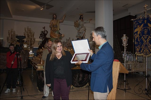El escultor Antonio Jesús Yuste Navarro recibe en Cieza el IXI premio la hornacina por su grupo escultórico del Santo Entierro El escultor Antonio Jesús Yuste Navarro recibe en Cieza el IXI premio la hornacina por su grupo escultórico del Santo Entierro