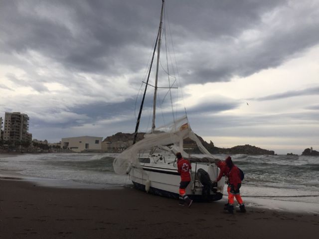 Los efectivos de Cruz Roja Emergencias en Águilas del Departamento de Salvamento Marítimo intervienen en varias incidencias ocasionadas por Ana - 2, Foto 2