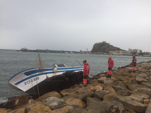 Los efectivos de Cruz Roja Emergencias en Águilas del Departamento de Salvamento Marítimo intervienen en varias incidencias ocasionadas por Ana - 3, Foto 3