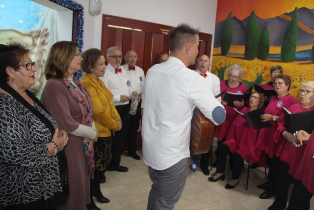 Los mayores pinatarenses celebran la Navidad con la inauguración de los belenes en los hogares del pensionista - 1, Foto 1