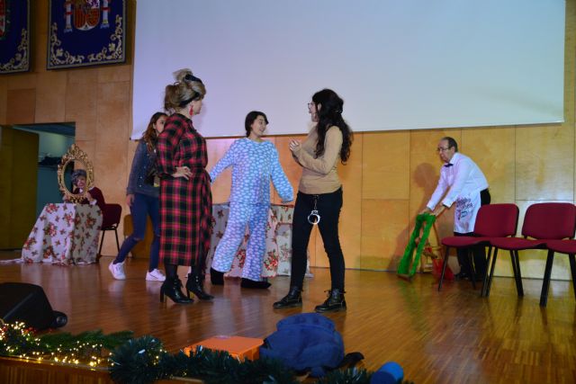 Estudiantes de la UPCT representan una comedia infantil de Navidad para recaudar juguetes y alimentos - 1, Foto 1