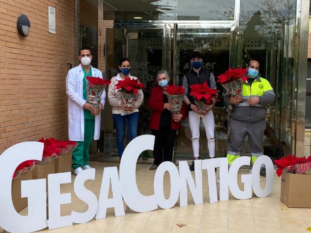 Gesa Mediación entrega flores de Pascua a personas mayores del centro Caser Residencial de Lorca - 1, Foto 1