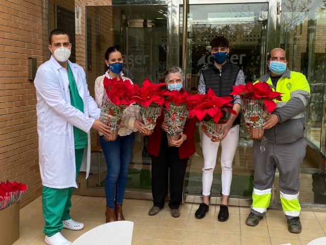 Gesa Mediación entrega flores de Pascua a personas mayores del centro Caser Residencial de Lorca - 2, Foto 2