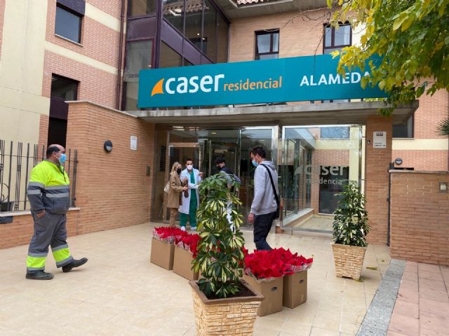 Gesa Mediación entrega flores de Pascua a personas mayores del centro Caser Residencial de Lorca - 3, Foto 3