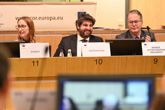 López Miras presenta en Bruselas el dictamen que potencia a territorios como la Región de Murcia para acoger proyectos de Defensa de la UE - 1, Foto 1