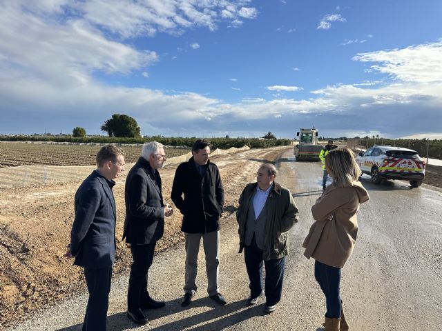 La Comunidad mejora el firme de la carretera que une la pedanía pachequera de Balsicas con Los Alcázares - 1, Foto 1