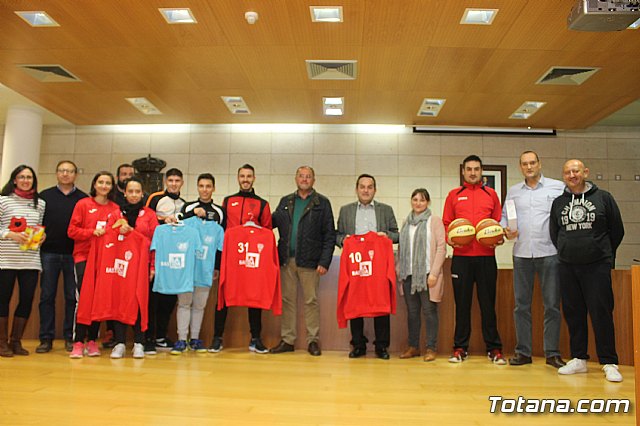 Las bases de los clubes de ftbol y ftbol-sala de Totana promocionan en sus prendas deportivas el yacimiento de La Bastida - 30