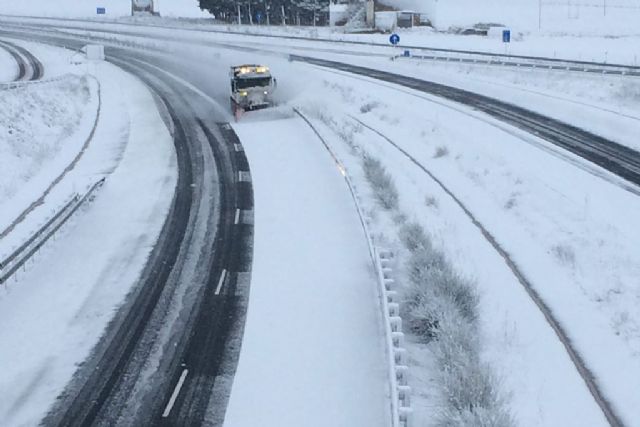 El Gobierno dispone 340 máquinas quitanieves y 49.010 toneladas de fundentes para hacer frente a las nevadas en Aragón y Cataluña - 1, Foto 1