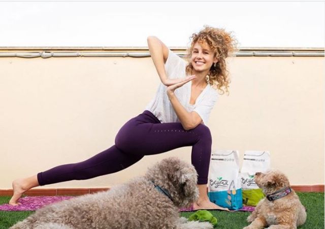 Purina Beyond organiza una Masterclass de yoga canino online y en vivo con Esther Acebo y sus mascotas - 1, Foto 1