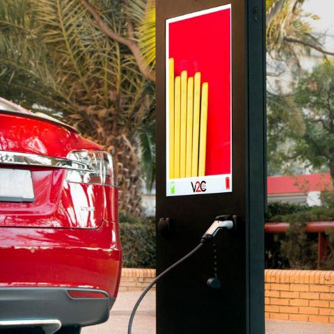 V2C ofrece el primer punto de recarga para coches eléctricos con publicidad integrada - 1, Foto 1