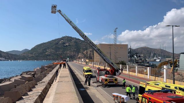 Ervicios de emergencia rescatan y trasladan al hospital a una mujer accidentada en la escollera del muelle de la Curra - 1, Foto 1