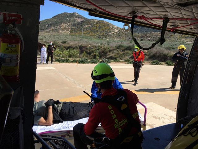 Rescatada por aire y trasladada al hospital una senderista accidentada en la Sierra de la Fausilla - 1, Foto 1