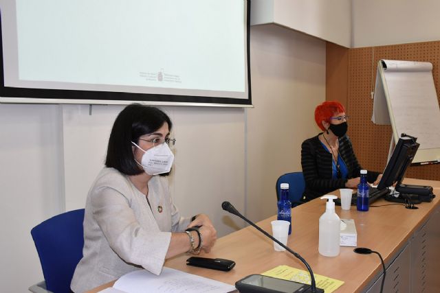 Carolina Darias y Santos Induráin asisten a la recepción de nuevas vacunas en Pamplona - 1, Foto 1