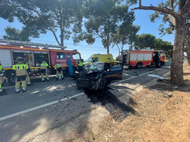 Rescatado y trasladado al hospital al ocupante de un turismo herido en accidente de tráfico tras chocar contra un árbol - 1, Foto 1