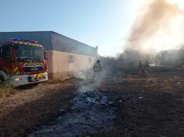 Bomberos controlan un incendio en una nave en Torre-Pacheco - 1, Foto 1