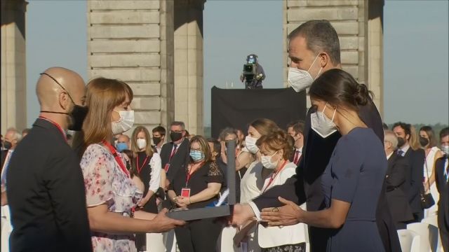 Verónica Algaba recoge de manos del Rey la Gran Cruz del Mérito Civil otorgada a su padre, Jesús Algaba - 1, Foto 1