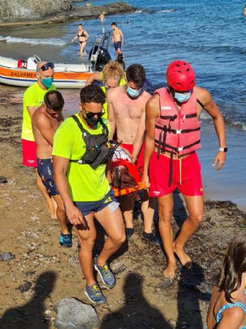 Socorristas y sanitarios se movilizan para atender a una mujer que ha resultado herida al sufrir una caída en Águilas - 1, Foto 1