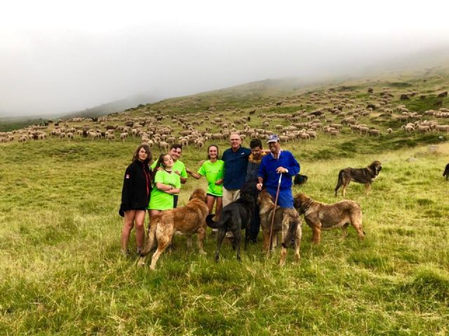 Diez jóvenes supervivientes del cáncer inician la Aventura trashumante entre lobos y mastines - 1, Foto 1