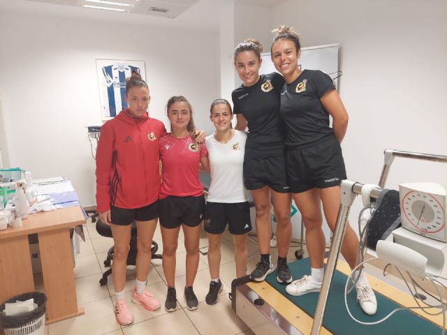 Primer reconocimiento médico a 5 árbitras de primera división de fútbol femenino en Policlínica Gipuzkoa - 1, Foto 1