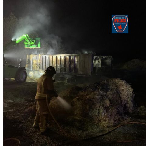 Incendio de un camión con paja en La Almudema, Caravaca - 1, Foto 1