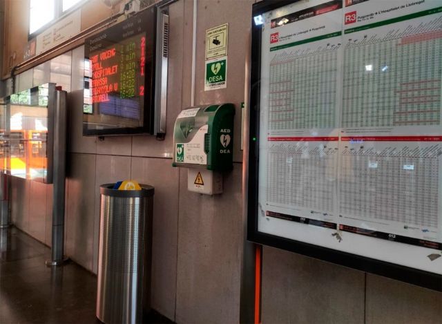 Salvan la vida de una camarera gracias al desfibrilador de la estación de Renfe de Sant Andreu Arenal en Barcelona - 1, Foto 1