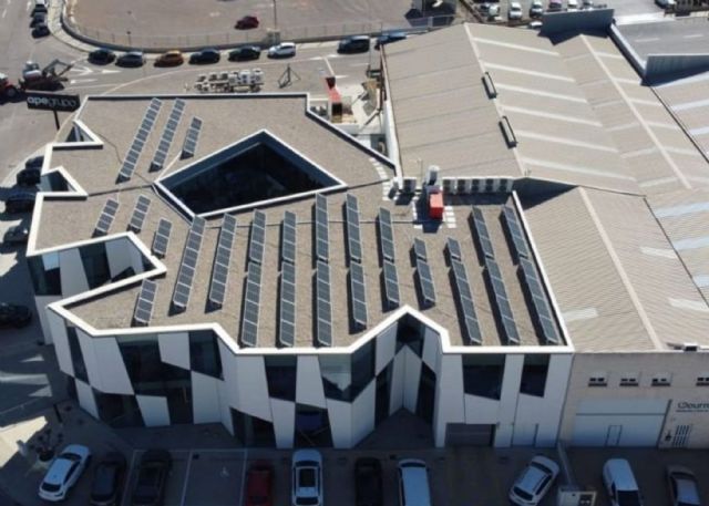 APE Grupo instala placas solares para generar 150.000 kw/h anuales y evitar 36,8 toneladas de CO2 - 1, Foto 1