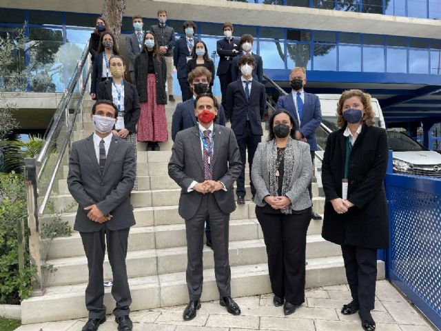 Jóvenes de Andalucía y Canarias trasladan al colegio El Centro Inglés los debates del Parlamento Europeo - 1, Foto 1