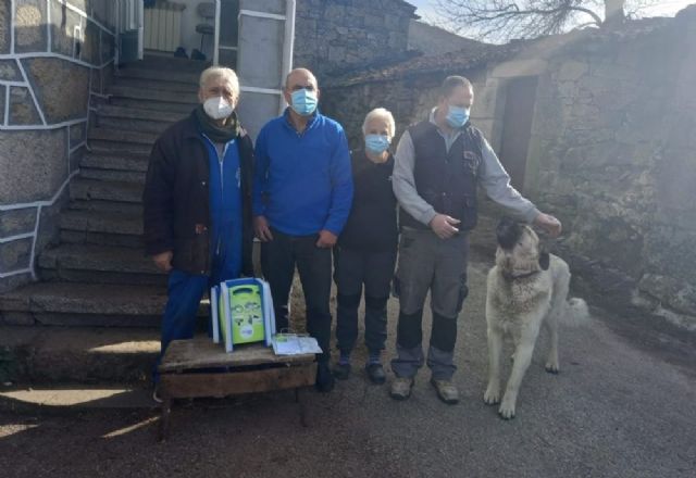 Un policía jubilado de Orense compra un desfibrilador para cardioproteger a los 7 habitantes de su aldea en Galicia - 1, Foto 1