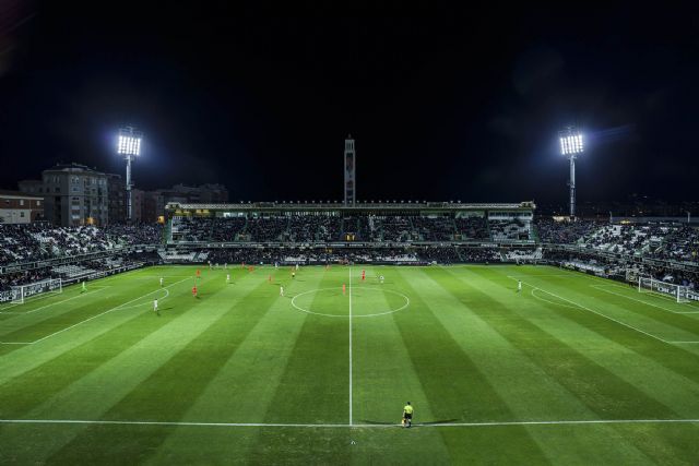 Los proyectores OMNIBLAST de schréder garantizan una perfecta visibilidad en el estadio municipal castalia - 1, Foto 1