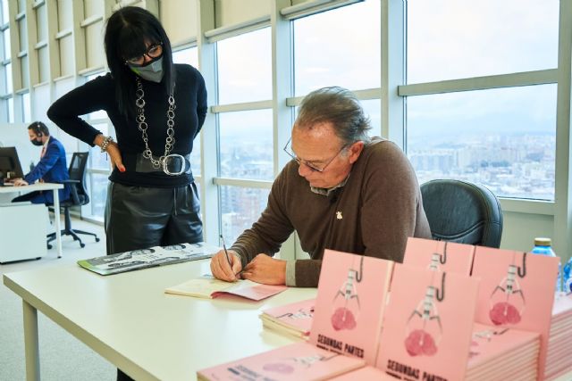 Bertín Osborne firma libros de Repara tu Deuda Abogados sobre la Ley de Segunda Oportunidad - 1, Foto 1